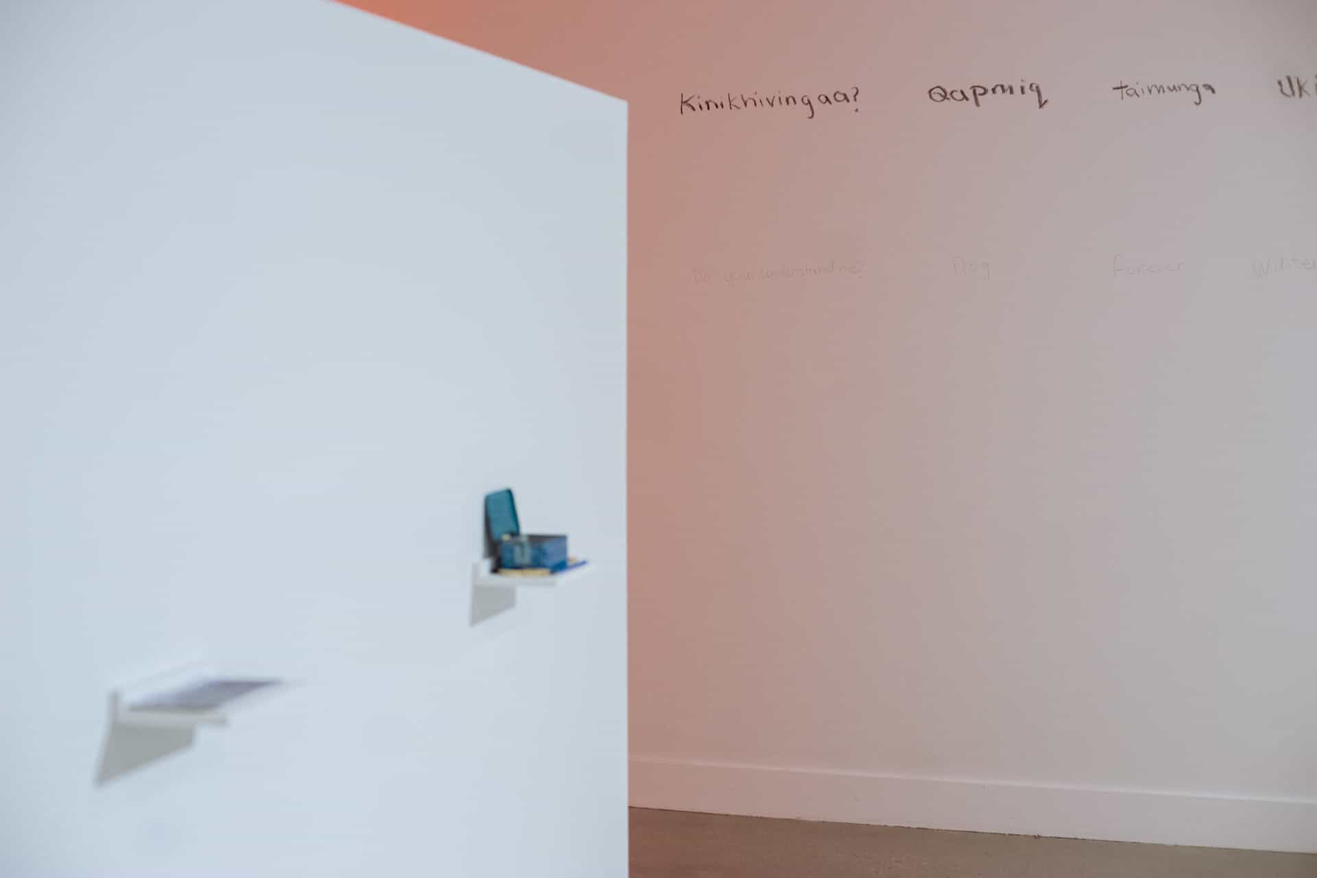 "Taskoch pipon kona kah nipa muskoseya, nepin pesim eti pimachihew | Like the winter snow kills the grass, the summer sun revives it", installation shot.